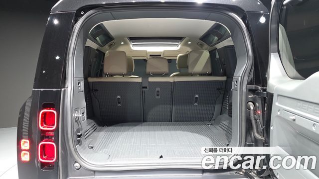 Land Rover Defender (L663) 110 D250 SE 2023 — фото 20
