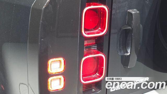 Land Rover Defender (L663) 110 D250 SE 2023 — фото 23