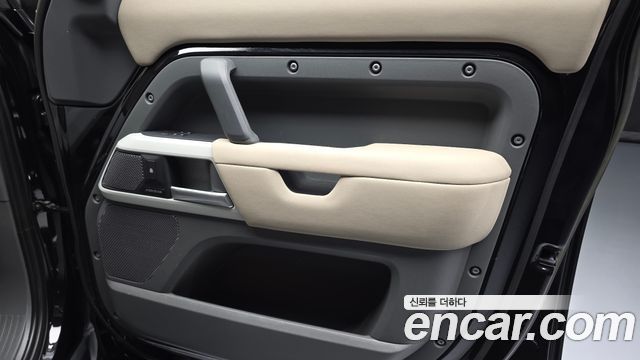 Land Rover Defender (L663) 110 D250 SE 2023 — фото 24