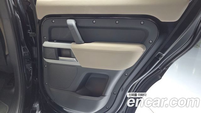 Land Rover Defender (L663) 110 D250 SE 2023 — фото 25