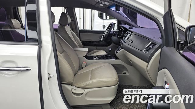 Kia Carnival 9-seater Prestige 2017 — фото 11