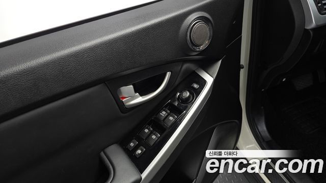 KG Mobility (SsangYong) Korando C 2.0 CVT 2WD Deluxe 2015 — фото 20