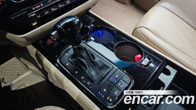 Kia Carnival 9-seater Hi-Limousine Noblesse 2016 — фото 9