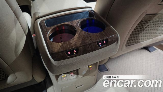 Kia Carnival 9-seater Hi-Limousine Noblesse 2016 — фото 20