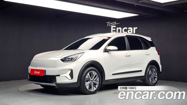 Kia Niro Plus Air 2023 — фото 1