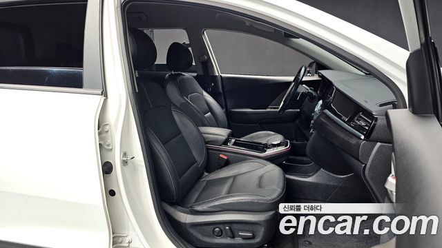 Kia Niro Plus Air 2023 — фото 12