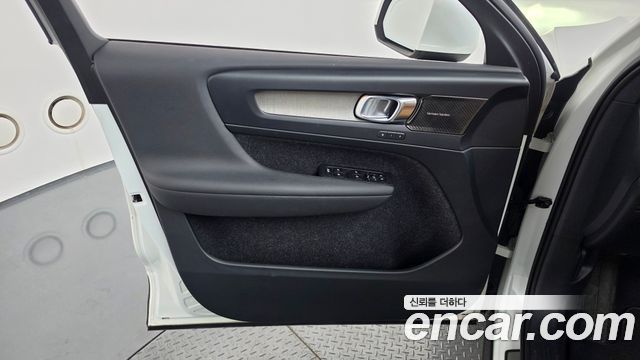 Volvo XC40 T4 R-Design 2019 — фото 24