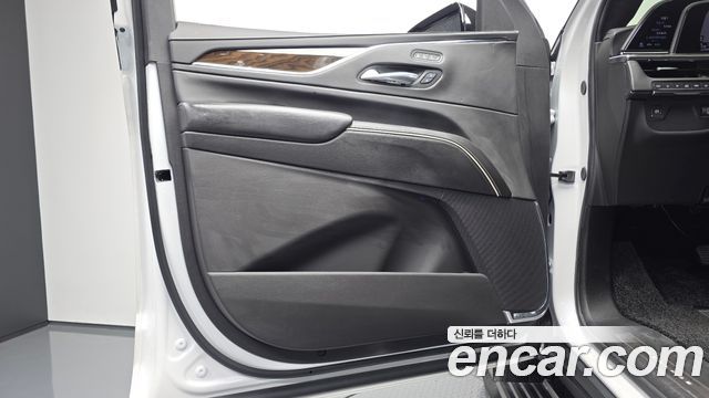 Cadillac Escalade (V) 6.2 Sports Platinum 2024 — фото 24