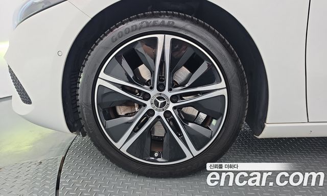 Mercedes-Benz A-Class (W177) A220 Sedan 2024 — фото 5
