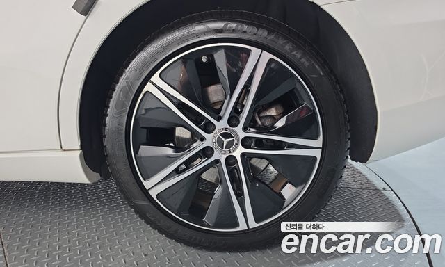 Mercedes-Benz A-Class (W177) A220 Sedan 2024 — фото 21