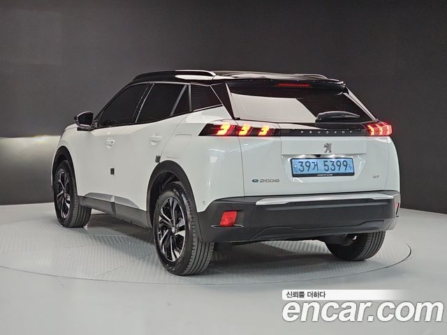 Peugeot e-2008 (II) EV GT 2023 — фото 4