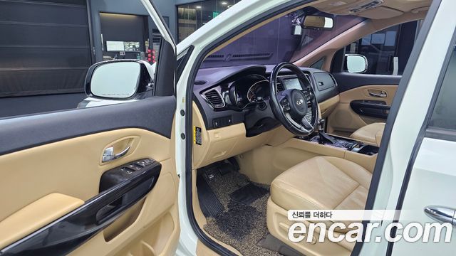 Kia Carnival 9-seater Prestige 2017 — фото 10