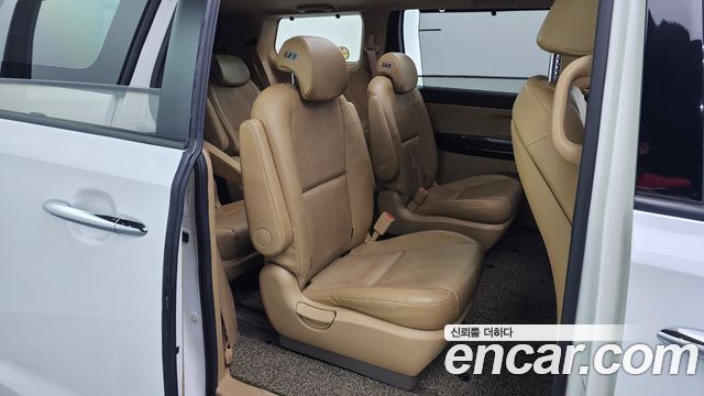 Kia Carnival 9-seater Prestige 2017 — фото 11