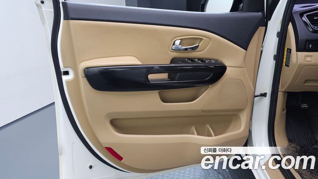 Kia Carnival 9-seater Prestige 2017 — фото 24
