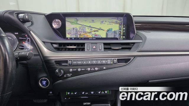 Lexus ES300h (VII) Executive 2020 — фото 13