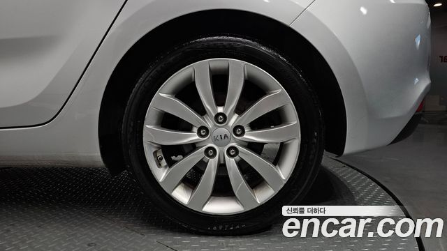Kia Carens 2.0 LPi Prestige 2014 — фото 21