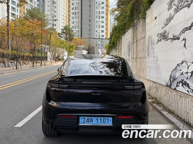 Porsche Macan EV Turbo 2025 — фото 4