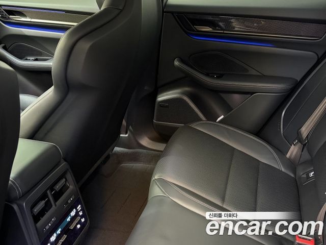 Porsche Macan EV Turbo 2025 — фото 10