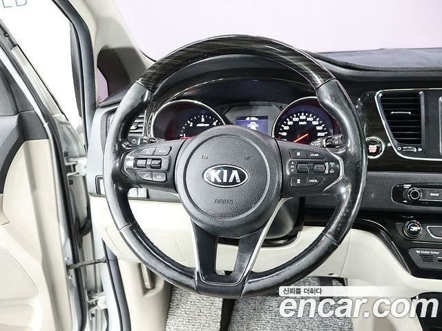 Kia Carnival 9-Seater Prstige 2019 — фото 19