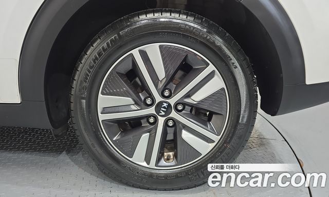 Kia Niro 1.6 HEV Noblesse Special 2020 — фото 21