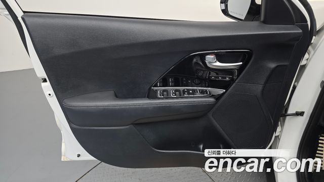 Kia Niro 1.6 HEV Noblesse Special 2020 — фото 24