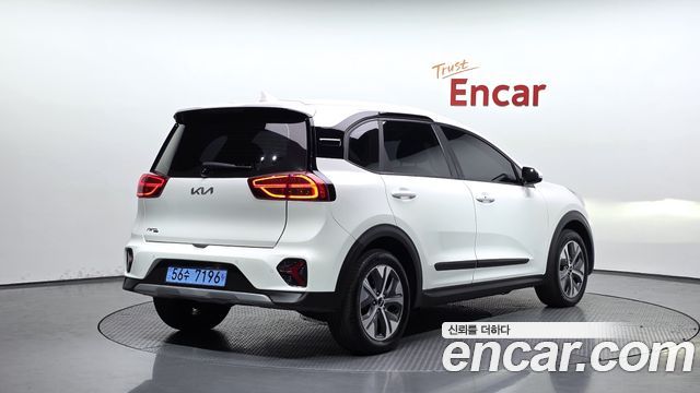 Kia Niro Plus Air 2023 — фото 2