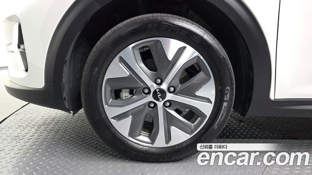 Kia Niro Plus Air 2023 — фото 5