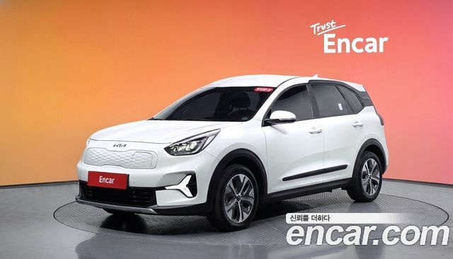 Kia Niro Plus Air 2023 — фото 1