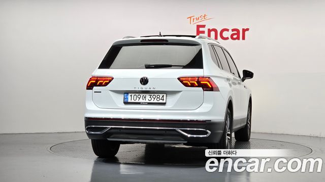 Volkswagen Tiguan Allspace 2.0 TSI Prestige 2023 — фото 4