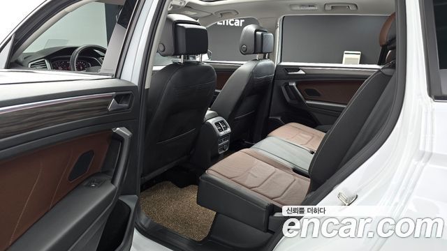 Volkswagen Tiguan Allspace 2.0 TSI Prestige 2023 — фото 15