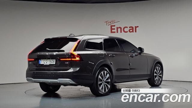 Volvo V90 Cross Country B5 Ultimate AWD 2024 — фото 2