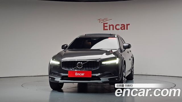 Volvo V90 Cross Country B5 Ultimate AWD 2024 — фото 3