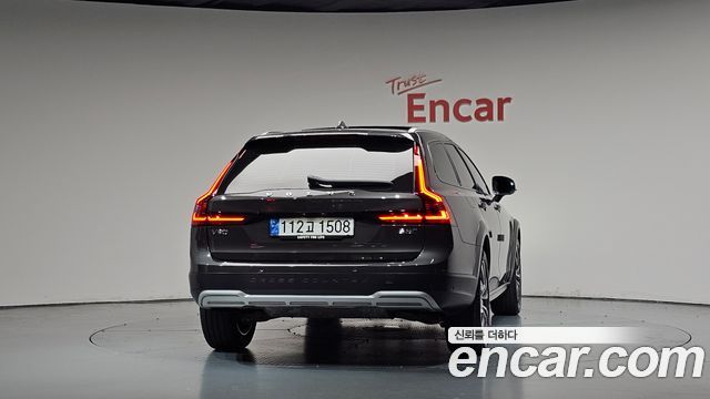 Volvo V90 Cross Country B5 Ultimate AWD 2024 — фото 4