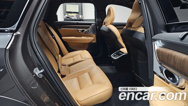 Volvo V90 Cross Country B5 Ultimate AWD 2024 — фото 12
