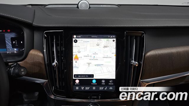 Volvo V90 Cross Country B5 Ultimate AWD 2024 — фото 14