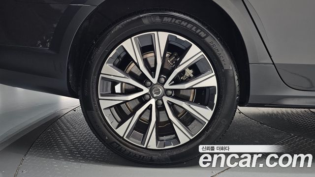 Volvo V90 Cross Country B5 Ultimate AWD 2024 — фото 21