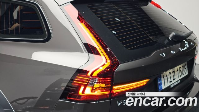 Volvo V90 Cross Country B5 Ultimate AWD 2024 — фото 23
