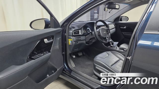 Kia Niro Prestige 2018 — фото 10