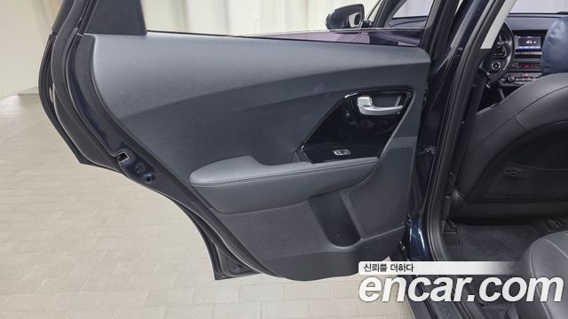 Kia Niro Prestige 2018 — фото 25