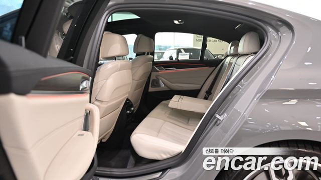 BMW 5 Series (G30) M550i xDrive 2021 — фото 17