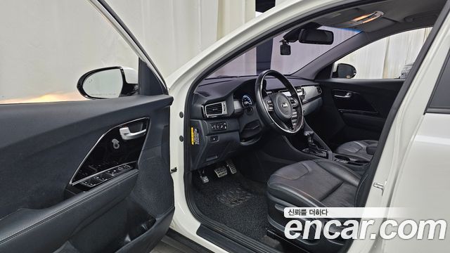 Kia Niro Prestige 2017 — фото 10