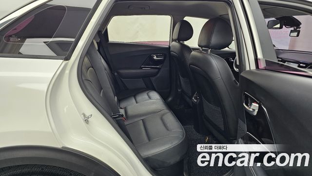 Kia Niro Prestige 2017 — фото 11
