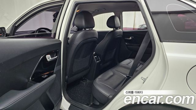 Kia Niro Prestige 2017 — фото 12