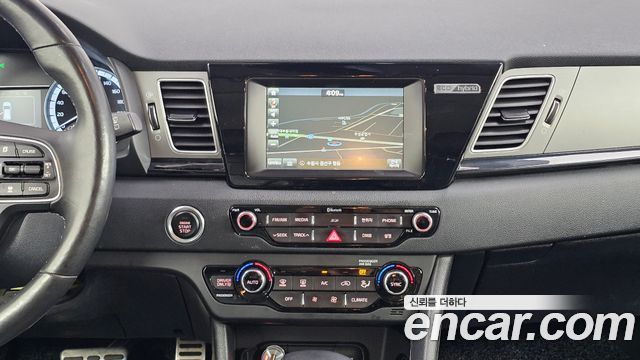 Kia Niro Prestige 2017 — фото 14