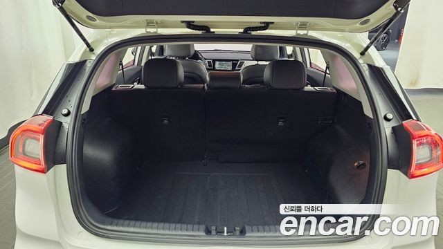 Kia Niro Prestige 2017 — фото 17
