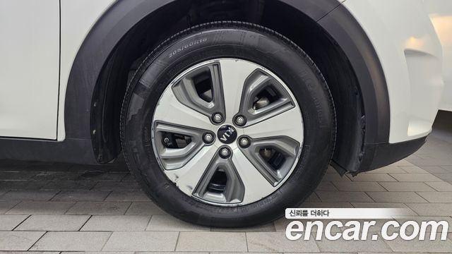 Kia Niro Prestige 2017 — фото 21