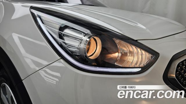 Kia Niro Prestige 2017 — фото 22
