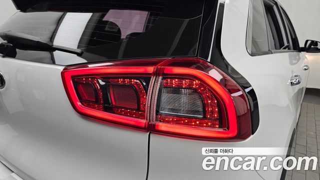 Kia Niro Prestige 2017 — фото 23