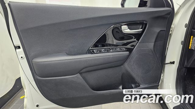 Kia Niro Prestige 2017 — фото 24