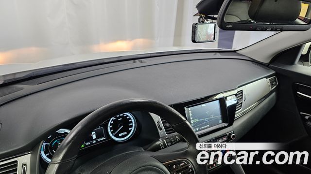 Kia Niro Prestige 2017 — фото 30